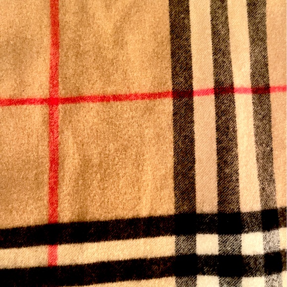 VINTAGE Y2K BURBERRY Classic Check Scarf in Excellent Condition - Picture 2 of 3